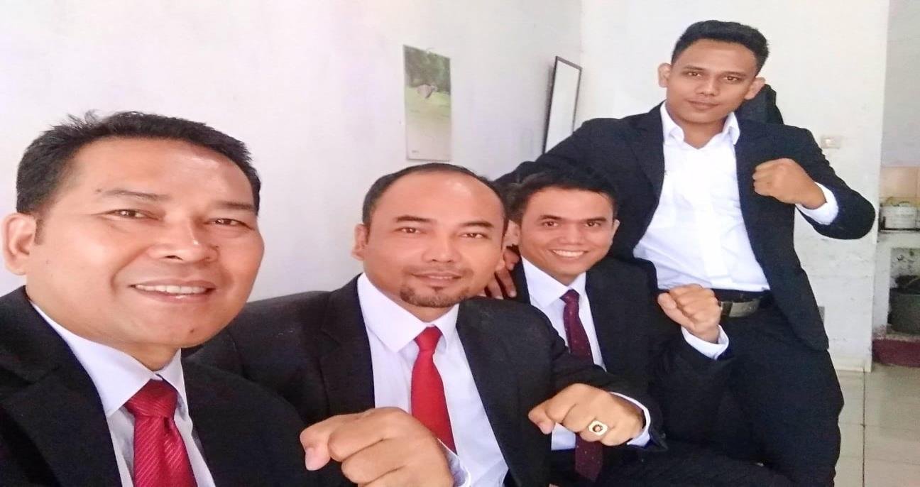 Foto bersama tim dan rekan