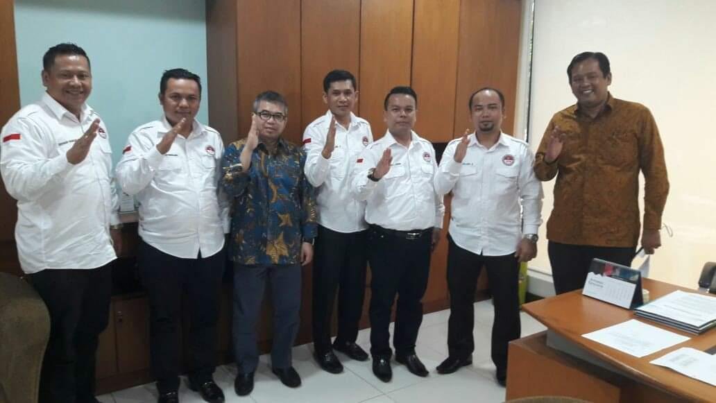 Diskusi di studio televisi